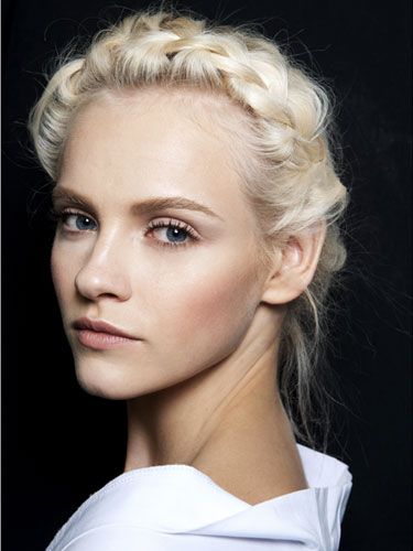 messy braid Natural Makeup For Blondes, Ginta Lapina, Winter Beauty Tips, Best Makeup Tutorials, Runway Beauty, Messy Braids, Makeup For Blondes, Beauty Tricks, Winter Beauty