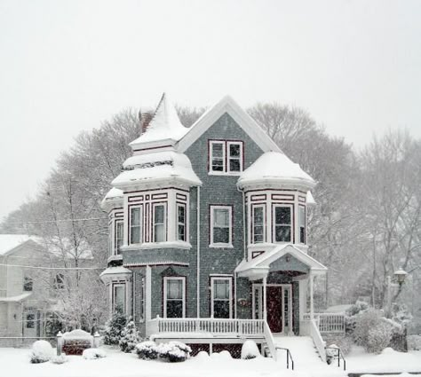 Minus the snow...but I could live here for ever Victorian Style Homes, Victorian Mansions, Victorian Architecture, Painted Ladies, Victorian Houses, Victorian Home, Victorian House, Beautiful Houses, Old Homes