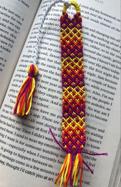 Braided Bookmark Diy, Bookmark Macrame Diy, Easy Macrame Bookmark, Woven Bookmarks Patterns, Woven Bookmarks, Bookmarks Diy, Bookmark With Tassel, Trending Topic, Alpha Patterns