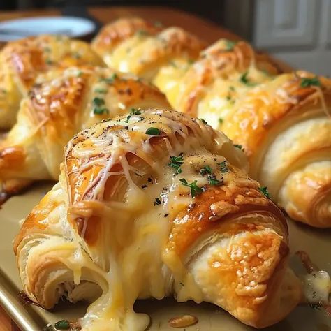 Cheesy Chicken Crescent Rolls - Easy Cheesy Chicken Crescent Rolls, Crescent Rolls And Chicken Recipes, Cheesy Chicken Roll Ups, Baked Mozzarella Chicken Rolls, Chicken And Croissant Recipes, Chicken Crossiant Recipes, Chicken Bundles Recipe Crescent Rolls, Chicken Crescent Roll Ups, Cheesy Chicken Crescent Rolls