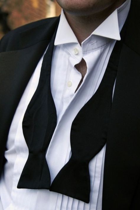 Classic Black Tie means you need to learn to tie your own bow ties. Vanessa Abrams, Glamorous Chic Life, Jenny Humphrey, Chuck Bass, Black Tie Affair, Luxe Life, Sharp Dressed Man, Christian Grey, Well Dressed Men