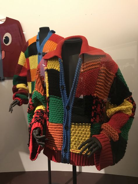 the knitted harry styles cardigan by JW anderson on display in the v&a museum J W Anderson Cardigan, Jw Anderson Aesthetic, Jw Anderson Cardigan, Harry Styles Cardigan, Harry Core, J W Anderson, Vibe Clothes, Jw Anderson, Knit Fashion