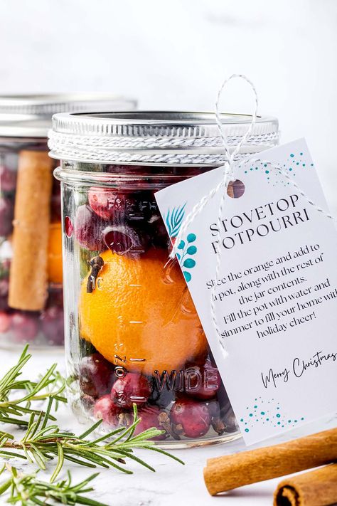 christmas potpourri in a jar Potpourri Jars, Christmas Gifts For Teachers, Holiday Potpourri, Free Printable Christmas Gift Tags, Potpourri Recipes, Best Friend Christmas Gifts, Christmas Gifts Ideas, Diy Candles Scented, Free Printable Gifts