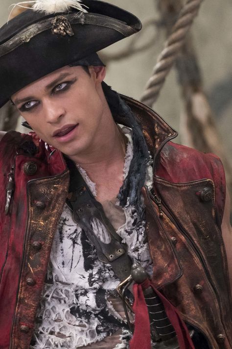 Thomas Doherty Harry Hook, Thomas Anthony Doherty, Hot Actors Men, Descendants Pirates, Thomas Doherty Descendants, Disney Guys, Dove And Thomas, Harry Hook, Descendants Cast