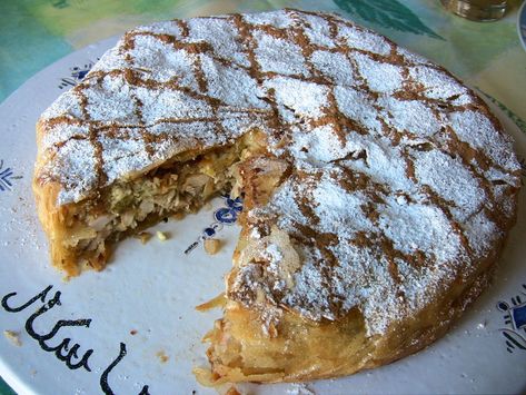 Moroccan cuisine: Bastilla with chicken Moroccan Dishes, Moroccan Food, White Flour, Arabic Food, Fresh Salads, Bastille, Traditional Food, Pigeon, Morocco