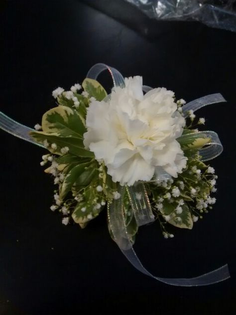 Single carnation corsage with pittosporum and baby's breath Carnation Corsage And Boutonniere, Carnation Wrist Corsage, Wedding Bows Diy, Carnation Corsage, Formal Corsage, Diy Wrist Corsage, Carnation Wedding, Prom Flowers Corsage, Buttonhole Flowers