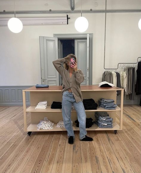 matilda djerf fall outfit scandi style vintage oversized 90s Matilda Djerf Home, Matilda Djerf Outfit, Matilda Djerf Aesthetic, New York Winter Outfit, Style Parisian Chic, Matilda Djerf Style, Parisian Outfit, Outfits New York, Copenhagen Street Style