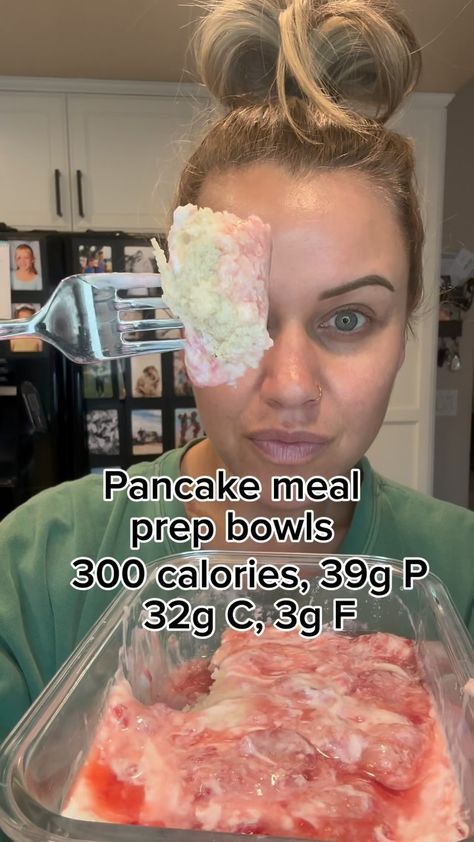 Janelle Rohner | Pancake meal prep bowls 300 calories, 39g P 32g C, 3g F inspo: @Brynley Joyner 1/4 cup apple sauce, 1/3 cup pancake mix (kodiac) 1/2 cup… | Instagram High Protein Pancake Bowl, Pancake Meal Prep, Protein Plan, Brynley Joyner, Janelle Rohner, Tonya Spanglo, 300 Calorie Breakfast, Low Calorie Pancakes, 300 Calorie Meals