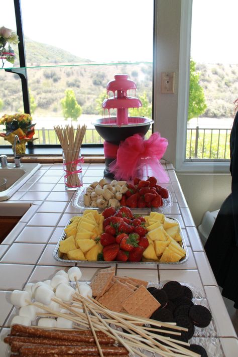 Hot pink chocolate fountain...had a beautiful tall fountain at my shower with all these goodies. Graham cracker and strawberries were the best! Pink Chocolate Fountain, Chocolate Fountain Ideas, Kids Candy Bar, Chocolate Fountain Bar, Chocolate Fountain Recipes, Chocolate Pudding Desserts, Chocolate Fondue Fountain, Fondue Fountain, Baby Shower Fruit