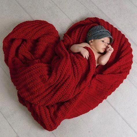 طفلة حديثة الولادة, Foto Kids, Foto Newborn, Baby Fotografie, Monthly Baby Photos, Heart Blanket, Baby Boy Photography, Baby Poses, Newborn Baby Photos