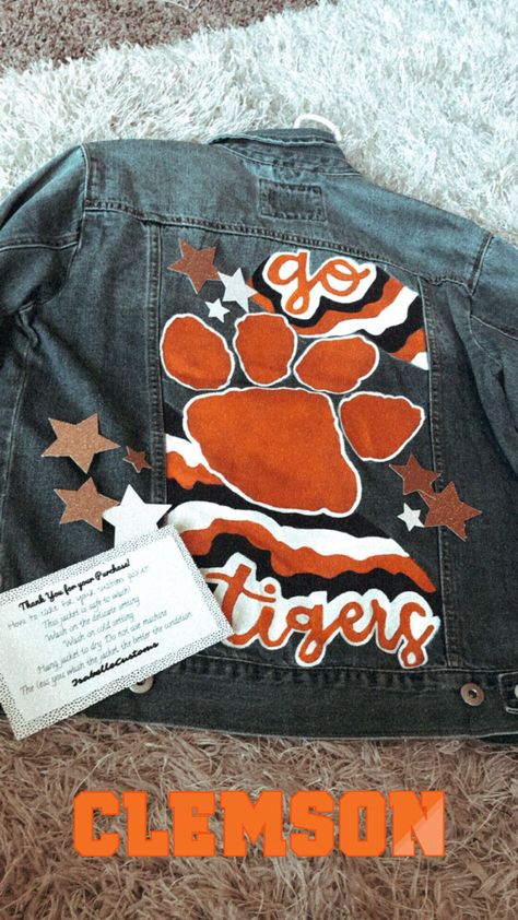 Nfl Painted Jean Jacket, Painted Game Day Jeans, College Jean Jacket Diy, Jean Jacket Painted Football, School Spirit Jean Jacket, Game Day Jacket, College Denim Jacket, Senior Denim Jacket, Custom Jean Jacket Diy