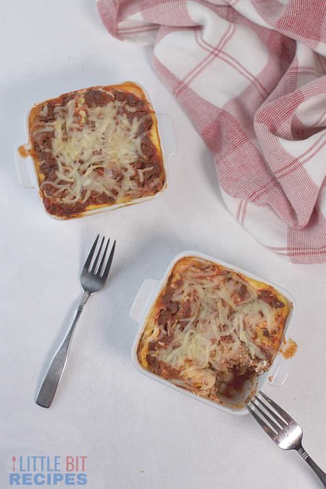 Do you love lasagna but hate having to make an entire dish? Well, now you can enjoy single serve individual lasagna without all the hassle! Individual Lasagna, Meaty Lasagna, Mini Lasagna, No Boil Lasagna, Best Lasagna Recipe, Gluten Free Noodles, Homemade Lasagna, Cooking Homemade, No Noodle Lasagna