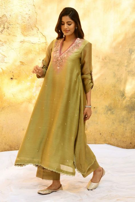 Buy Green Pure And Handwoven Banarasi Ombre Bodice Kurta & Palazzo Set For Women by Niti Bothra Online at Aza Fashions. Niti Bothra, Mystic Knot, Kurta And Pants, Kurta And Palazzo, Ombre Fashion, Kurta Palazzo, Palazzo Set, Organza Dupatta, Kurta With Pants