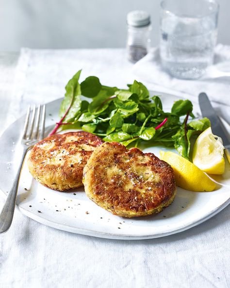 Struggling to make it to payday? These simple sardine fishcakes only cost £1.06 per head! That's less than a fiver for the whole meal. Chicken Croquettes Recipe, Easter Feast, Chicken Croquettes, Croquettes Recipe, Hot Bread, Delicious Magazine, Fish Cake, Crab Cakes, Croquettes