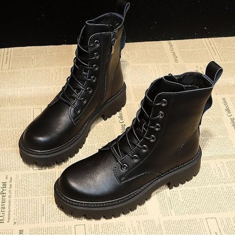 Un look atypique et moderne, agrémenté d'une nuance de rock, Des bottines militaires pour femme qui vous donnent une allure à la fois décontractée, rebelle et élégante, Une paire de chaussures de mi-saison combinable avec de nombreux vêtements et qui permet de jouer avec les styles. Partez sur le front de la mode en enfilant ces bottines militaires pour femme Semelles crantées, lacets et style subtilement androgyne : la mode militaire féminine n'en finit pas de revenir sur le devant de la scène. Biker Boots Women, High Combat Boots, Cheap Ankle Boots, Lace Up Boots Women, Stilettos Heels, Basic Boots, Shoes Ideas, Ankle Boots For Women, Fashionable Shoes