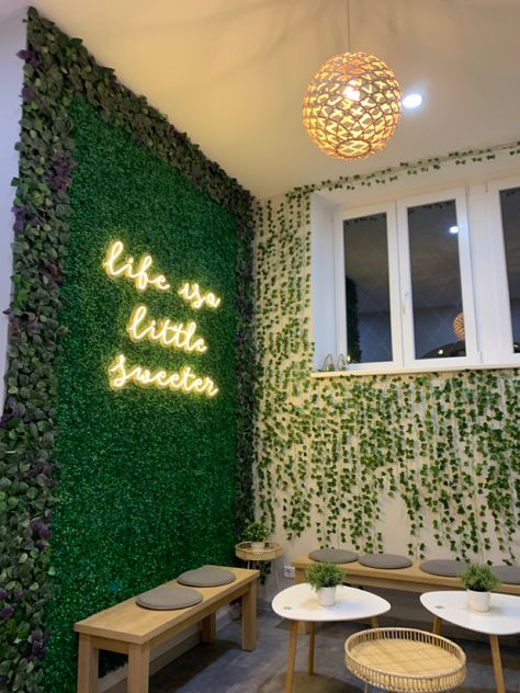 Instagram Cafe Interior, Juice Cafe Design Ideas, Small Aesthetic Cafe Interior, Small Tea Cafe Interior Ideas, Outdoor Cafe Wall Design, Cafe Aesthetic Decor, Small Cafe Aesthetic Interior Design, Pet Cafe Aesthetic, Boba Shop Interior Design