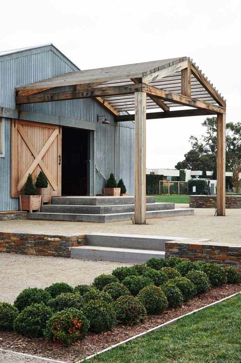 Thinking outside the box: Modern barn conversion in Australia Pergola Wood, Simple Pergola, Fasad Design, Farmhouse Exterior Design, Interior Design Minimalist, Barn Living, Converted Barn, Casa Country, Modern Farmhouse Exterior