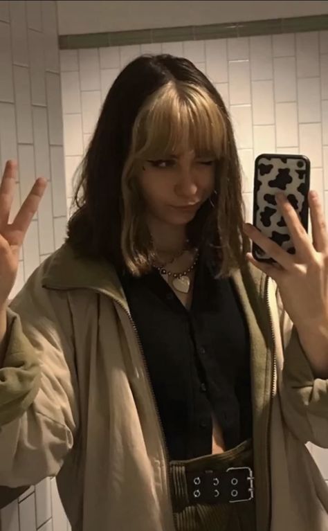 Colored Bangs, Dyed Bangs, Dark Hair Dye, Blonde Underneath, Layered Haircuts With Bangs, Blonde Bangs, Hair Inspiration Short, Dark Blonde Hair, Brown Blonde Hair