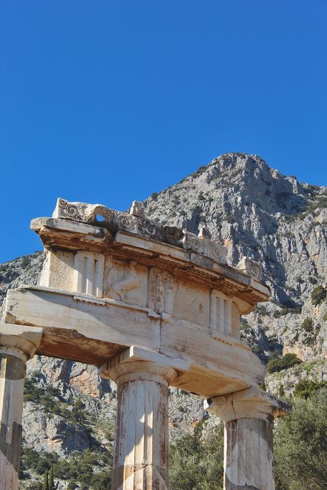 Delphi Greece, Antique Architecture, Ancient Greek Sculpture, Temple Ruins, Ancient Greek Architecture, Greece Vacation, Greek And Roman Mythology, Greek Sculpture, Ancient Architecture