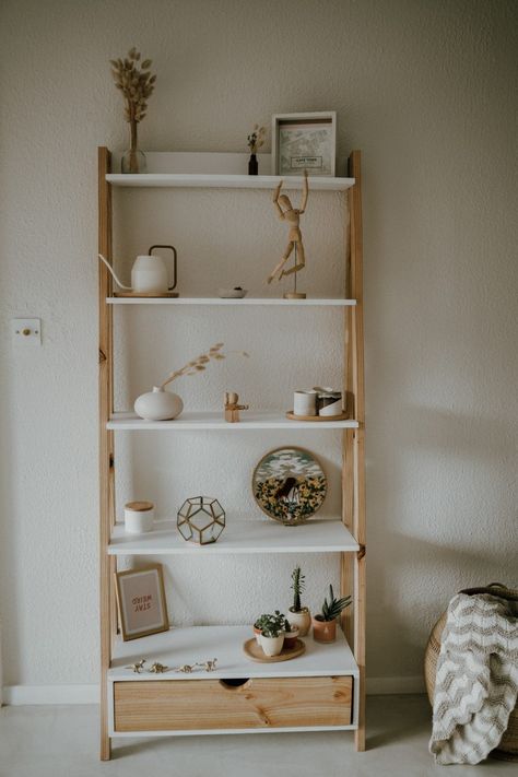 How Can Lights Enhance the Ambience of a Place - Broke and ChicBroke and Chic Scandinavian Shelf Decor, Laptop Shelves, Ambience Decor, Scandinavian Shelves, Book Shelf Decor, Shelf Inspiration, Wooden Shelf, Boho Room, Wood Bedroom