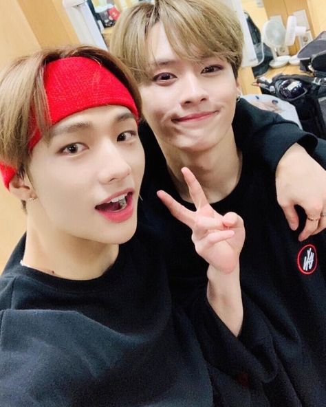 190421 Stray Kids Instagram Update Hyunjin And Lee Know, Scary Kids, Lee Minho Stray Kids, Kids Fans, Lee Know Stray Kids, Celebrity Look Alike, Straykids Hyunjin, Kids Groups, Celebrity Style Red Carpet