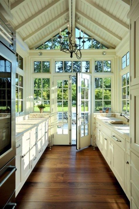 Desain Pantry, Galley Kitchens, Lots Of Windows, Galley Kitchen, Room Pictures, Decor Minimalist, Cool Rooms, Tiny Homes, Design Case