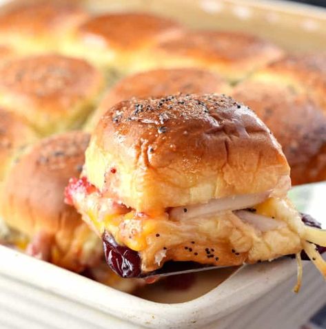 Transform your leftover turkey into something delicious. These Turkey Cheddar Sliders are an easy meal idea for the crazy, after Thanksgiving shopping weekend! Warm Sandwiches, Group Picnic, Sliders Recipes Turkey, Easy Bacon Recipes, Bacon Dishes, Turkey Sliders, Shugary Sweets, Easy Bacon, Hawaiian Sweet Rolls