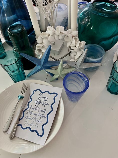 Blue themed/ ocean themed dinner party setup Dinner Party Setup, Hibachi Party, Beach Table Settings, Summer Feast, Marbella Wedding, Themed Dinner Party, Summer Dinner Party, 21 Diner, Themed Dinner