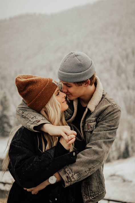 Couple Poses In Snow Winter Picture, Outdoor Winter Photography, Snow Mountain Couple Photos, Couple Poses Snow, Cute Winter Couple Photos, Couple Poses In Snow Photo Ideas, Winter Snow Engagement Photos, Winter Lake Engagement Photos, Couples Winter Pictures