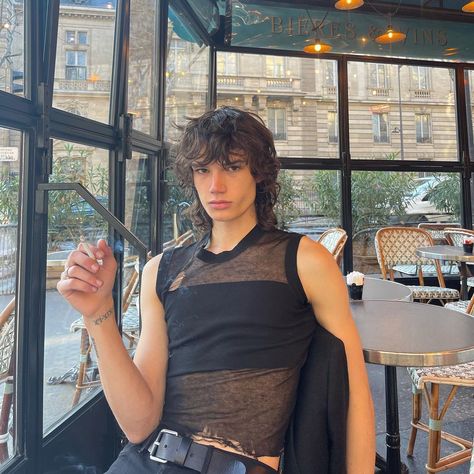 Ian Jeffrey on Instagram: “Paris makes the heart happy 🖤” Swag Haircuts, Curly Shag Haircut, Mod Hair, Look Back In Anger, Long Shag Haircut, Gender Fluid Fashion, Instagram Paris, Shag Haircut, Fashion White