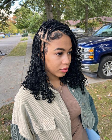 Short Bohemian Box Braids With Curls, Short Goddess Braids With Color, Bohemian Box Braids Bob, Medium Short Bohemian Knotless Braids, Trending Braids 2024, Bohemian Braids Bob, Side Part Box Braids, Knotless Bob, Bob Box Braids