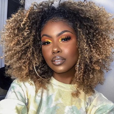 Honey Blonde Brown Hair, Natural Hair Highlights, Blonde Natural Hair, Curls For The Girls, Natural Curly Hair, Curly Hair Extensions, Afro Textured Hair, Pelo Afro, Honey Blonde Hair