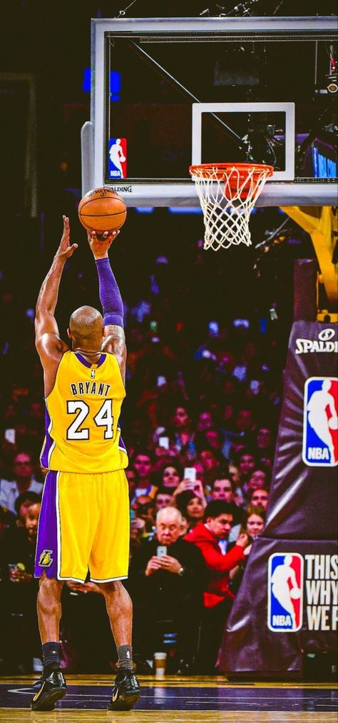 Nba Aesthetic Wallpaper Iphone, Nba Photography Aesthetic, Nba Asethic Wallpaper, Iconic Basketball Photos, Kobe Wallpaper Iphone, Kobe Bryant Edits, Basketball Wallpapers Aesthetic, Kobe Bryant Wallpaper Aesthetic, Kobe Bryant Wallpaper Iphone