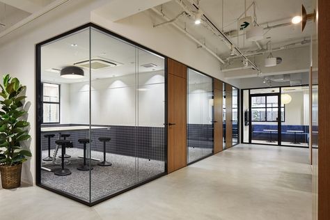 Coworking Office Design, Modern Office Design Inspiration, Glass Entrance Doors, Glass Wall Office, Small Office Design Interior, Small Office Design, Office Interior Design Modern, Office Meeting Room, Shibuya Tokyo