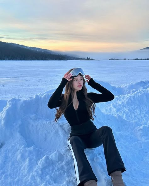 Winter Aquarium Outfit, Snow Poses Picture Ideas, Winter Pic Ideas, Winter Mountain Outfit, Snow Pictures Instagram, Skiing Fits, Pictures In The Snow, Winter Photoshoot Ideas, Snow Outfits For Women