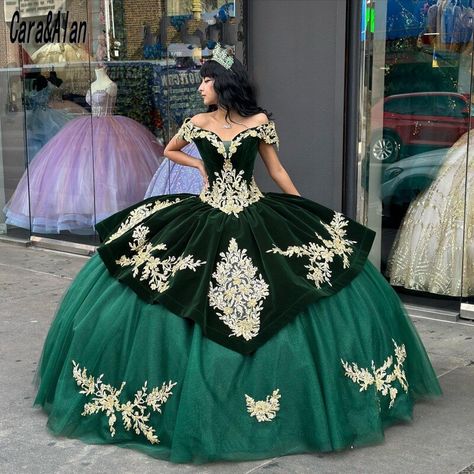 Emerald Green Quinceanera Dresses, Ball Gown Gold, Quinceanera Dresses Green, Green Ball Gown, Green Quinceanera Dresses, Mexican Quinceanera Dresses, Charro Quinceanera Dresses, Prom Dresses Off The Shoulder, Quinceanera Dresses Gold