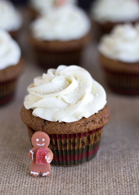 Cupcakes White, Favorite Christmas Desserts, Triple Chocolate Cheesecake, White Chocolate Frosting, Wine Chocolate, Gingerbread Cupcakes, Holiday Baking Recipes, Fairy Cakes, Gingerbread Christmas