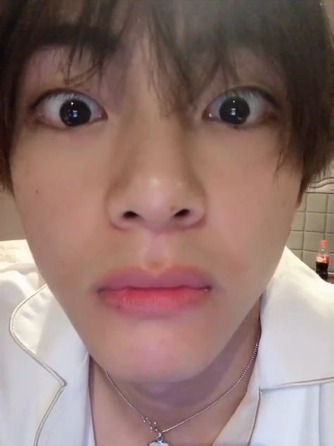 🤔🌚  Kim Taehyung #V One Punch Man Funny, Funny Selfies, Taehyung Selca, Taehyung Photoshoot, Taehyung Funny, Bts Dancing, Kim Taehyung Funny, Kim Taehyung Wallpaper, Bts Korea