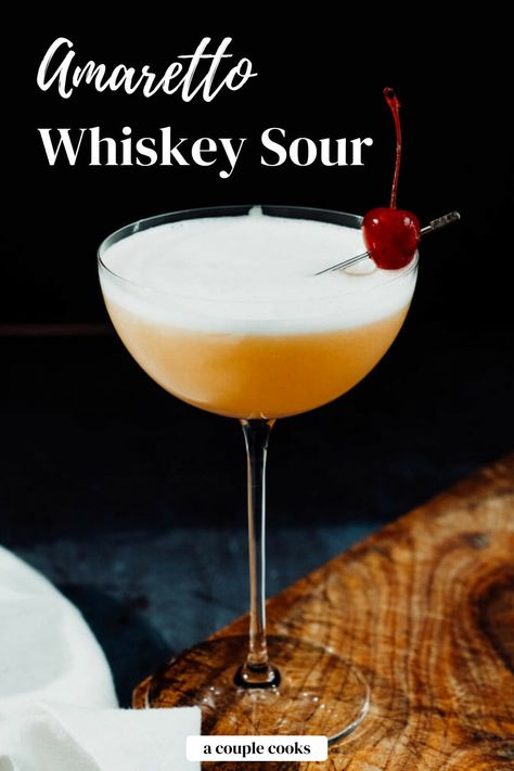 This amaretto whiskey sour combines the best of these two classic cocktails! The blend of two liquors makes a perfectly balanced drink. #amaretto #whiskey #whiskeysour #amarettosour #amarettowhiskeysour #cocktail #easycocktail #cocktailrecipe Bourbon Amaretto Cocktails, Cocktails Amaretto, Alcoholic Drinks Cocktails, Amaretto Drinks, Vodka Sour, Boozy Treats, Bourbon Sour, Amaretto Sour, Whisky Sour