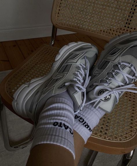 AXEL ARIGATO på Instagram: "Marathon R-trail in white as seen by @vivgripp 👟 Live at axelarigato.com" Alex Arigato, Arigato Shoes, Axel Arigato Dice Lo, Look Jean, Marathon Runner, Axel Arigato, Swag Outfits For Girls, Adidas Sneaker, Shoe Inspo