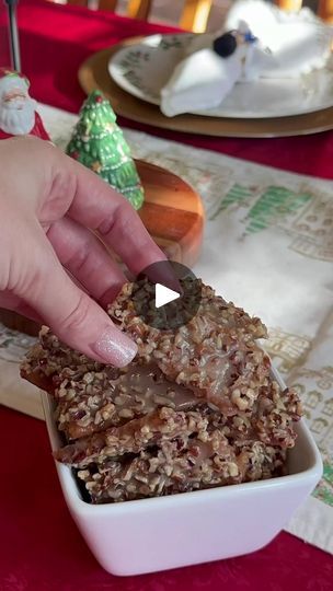 Chocolate And Graham Cracker Desserts, Christmas Graham Crackers, Choc Covered Graham Crackers, Toffee Graham Crackers, Graham Cracker Christmas Treats, Christmas Treats For A Crowd, Graham Cracker Recipes Desserts Simple, Christmas Cracker Toffee Recipe, Christmas Candy To Make