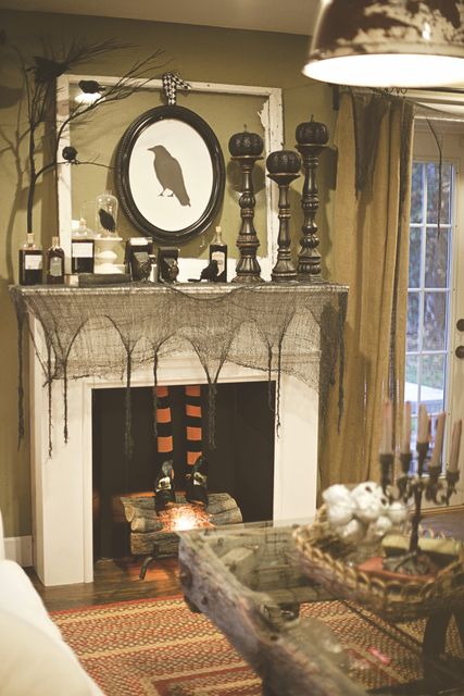 Deocrations at a Halloween Party #Halloween #partydecor Halloween Mantel Decor, Halloween Fireplace, Halloween Mantle, Casa Halloween, Halloween Mantel, Mantel Decor, Decoration Originale, Theme Halloween, Fall Halloween Decor