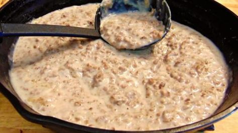 Sos Recipe Ground Beef, Hillbilly Food, Hamburger Gravy Recipe, Hillbilly Kitchen, Recipes Using Hamburger, White Gravy Recipe, Sos Recipe, Hamburger Gravy, Diy Joy