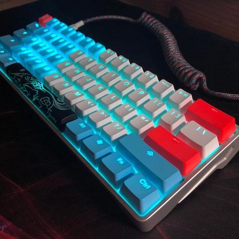 Keyboard Aesthetic, Clean Keyboard, Games Room Inspiration, Keyboard Design, Rgb Keyboard, Best Gaming Setup, Funny Naruto Memes, Setup Gaming, Gamer Setup