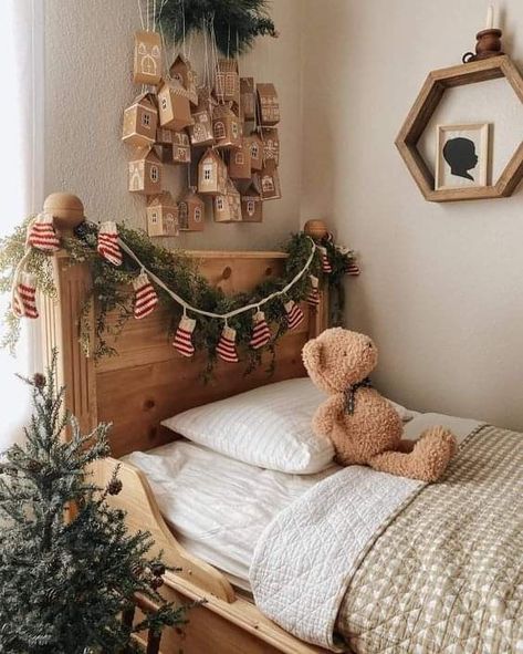 Christmas Kids Room, Festive Bedding, Cozy Christmas Decor, Christmas Decor Inspiration, Cottage Christmas, Christmas Decorations Bedroom, Christmas Bedroom, Warm Christmas, Christmas Room