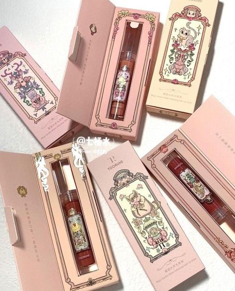 Fancy Makeup Packaging, Aesthetic Makeup Packaging, Vintage Makeup Packaging, Coquette Packaging, Makeup Packaging Ideas, Coquette Makeup Products, Cute Makeup Packaging, Aesthetic Lipgloss, Powder Perfume