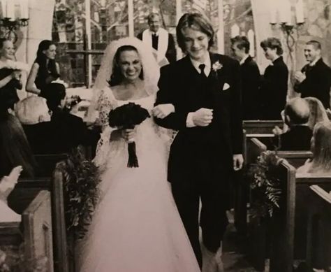 Natalie Anne Bryant and her famous husband Taylor Hanson wedding picture Hanson Family, Taylor Hanson, Georgia Girls, Romantic Girl, Wedding Picture, Church Wedding, Songs To Sing, Rock Star, Wedding Pictures