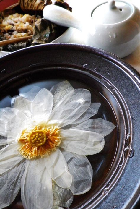 Lotus flower tea is one of Korean traditional tea. Korean Tea Ceremony, Lotus Flower Tea, Korean Tea, Lotus Tea, Traditional Tea, Blooming Tea, Japanese Tea Ceremony, Art Humor, White Lotus