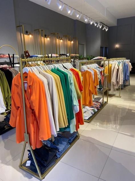 Boutique Racks Ideas, Modern Clothing Store Design, Small Clothing Store Interior Shops, Small Clothing Store Interior Design, Store Decoration Ideas, Small Retail Store Design Boutiques, Boutique Shelves, Small Boutique Interior Design Ideas, Small Clothing Store Interior