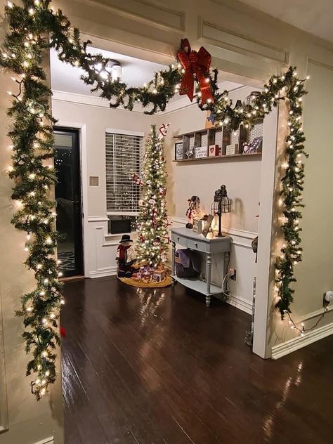 Indoor Doorway Christmas Decor, Arch Way Christmas Decorations, Empty Wall Christmas Decor, Decorating With Christmas Lights Indoors, Garland Around Door Frame Inside, Archway Christmas Decor Indoor, Christmas Archway Decor Indoor, Christmas Hallway Decorations, Hallway Christmas Decor